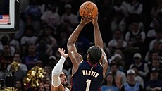 James Harden z Clevelandu st�ílí na ko� Detroitu.