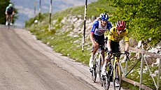 Jonas Vingegaard a Giulio Pellizzari ve stoupání na Blockhaus v 7. etap� Gira,...