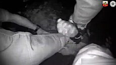 Opilý mu� spadl do �eky, z vody ho vytáhli policisté