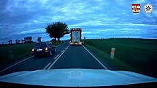 Riskantn� p�edjí�d�l p�ed horizontem, protijedoucí �ofér musel s autem mimo...