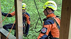 Hasi�i a záchraná�i zasahovali v korunách vzrostlých strom� ve zlínské...