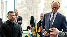 Ukrajinský prezident Volodymyr Zelenskyj (vlevo) a n�mecký kanclé� Friedrich Merz.
