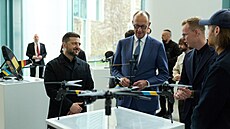 Ukrajinský prezident Volodymyr Zelenskyj (vlevo) a n�mecký kanclé� Friedrich Merz.