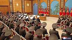 Severokorejský v�dce Kim �ong-un se setkal s veliteli v�ech slo�ek...