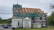 Pokrýva�i pracují na st�e�e kostela sv. Petra z Alkantary v Karviné, znám�j�ího...