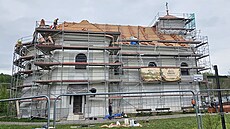 Pokrýva�i pracují na st�e�e kostela sv. Petra z Alkantary v Karviné, znám�j�ího...