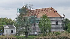 Pokrýva�i pracují na st�e�e kostela sv. Petra z Alkantary v Karviné, znám�j�ího...