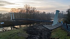 Nová lávka p�es Ol�i mezi Karvinou a polskou obcí Ha�lach u� stojí, �eká se jen...