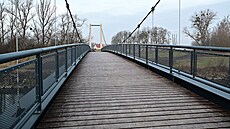 Nová lávka p�es Ol�i mezi Karvinou a polskou obcí Ha�lach u� stojí, �eká se jen...