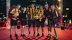 Vít�zové cestovatelské reality show Asia Express. Uprost�ed vít�zná Jelýtka,...