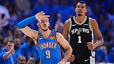 Alex Caruso (vlevo) z Oklahomy a Victor Wembanyama ze San Antonia b�hem prvního...