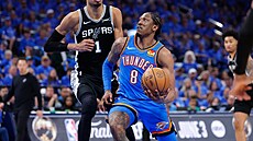 Jalen Williams z Oklahomy se tla�í do zakon�ení b�hem utkání play off proti San...