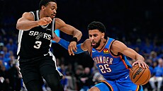 Ajay Mitchell (vpravo) z Oklahomy se dere p�es Keldona Johnsona ze San Antonia.