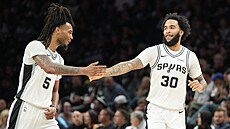 Stephon Castle (vlevo) a Julian Champagnie ze San Antonia b�hem zápasu play off...