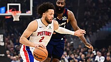 Cade Cunningham (v pop�edí) z Detroitu si hlídá balon b�hem zápasu play off...
