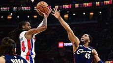Donovan Mitchell (vpravo) z Clevelandu se sna�í zablokovat zakon�ení Danisse...