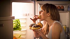 Hubnutí v menopauze vy�aduje trp�livost a správnou strategii. Základem úsp�chu je kombinace rozumného kalorického deficitu, dostatku bílkovin a silového tréninku.