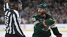 Ryan Hartman diskutuje s rozhod�ím ve �tvrtém zápase druhého kola play off NHL.