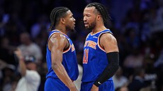 Miles McBride a Jalen Brunson slaví jednu z trojek v prvním polo�ase.