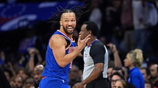 Jalen Brunson ukazuje, kolik bod� p�idal ke skóre Knicks.