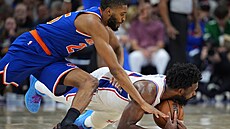 Mikal Bridges v souboji o mí� s Joelem Embiidem.