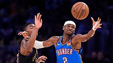 Shai Gilgeous-Alexander a Rui Hachimura se natahují po mí�i.