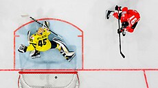 John Tavares p�ekonává Magnuse Hellberga.