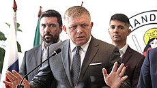 Slovenský premiér Robert Fico (uprost�ed, za ním vlevo ministr zem�d�lství...