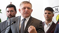 Slovenský premiér Robert Fico (uprost�ed), za ním vlevo ministr zem�d�lství...