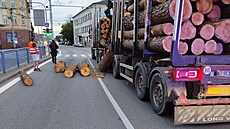 �idi� nákladní soupravy prudce zabrzdil p�ed semaforem u vlakového nádra�í v...