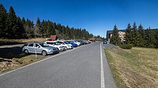 Sm�dava v Jizerských horách p�edev�ím v zim� nezvládá nápor aut.
