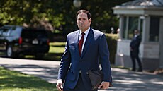 Americký ministr zahrani�í Marco Rubio opou�tí Bílý d�m a vydává se na cestu do...