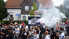 Fanou�ci Elversbergu krá�í m�ste�kem ke stadionu na rozhodující zápas o postup...