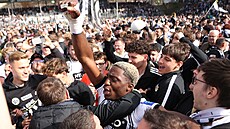 Fotbalisté Elversbergu slaví s fanou�ky postup do bundesligy. Na snímku David...