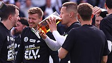 Fotbalisté Elversbergu zapíjí postup do bundesligy. Na snímku si piva dop�ává ...