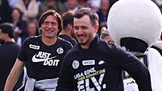Vincent Wagner (vlevo), trenér fotbalist� Elversbergu se raduzje z postupu do...