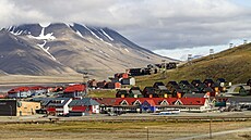 Ve m�st� se také neprovád�jí porody. Nejsou sice p�ímo zakázané, Longyearbyen...