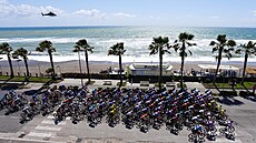 Peloton b�hem �esté etapy italského Gira