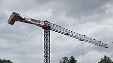 V Brn� v ulici Voda�ská prasklo rameno je�ábu. (12. kv�tna 2026)