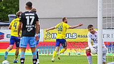 Tomá� Poznar (Zlín) slaví gól v 19. minut� utkání proti Teplicím.