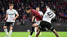 Albion Rrahmani (Sparta) v souboji o balon se Sampsonem Dwehem z Plzn�.