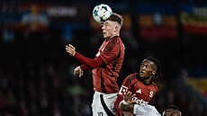 Adam �evínský ze Sparty hlavi�kuje v utkání proti Plzni.