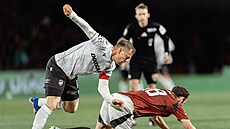 Zleva Mat�j Vydra (Plze�) ve st�etu s Andrewem Irvingem ze Sparty.