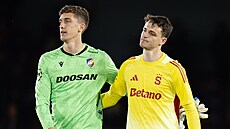 Vpravo Jakub Surov�ík (Sparta) a Florian Wiegele z Plzn� na konci utkání.