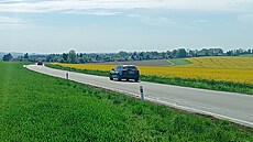 Silnice ze Sv�tlé nad Sázavou na Novou Ves je plná výtluk�, záplat a po de�tích...