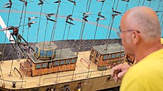 Nejnáro�n�j�í bylo dostat model dlouhý t�i metry a vá�ící 14 kilogram� do...