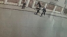 Policie hledá skupinku d�tí na snímku kv�li objasn�ní p�ípadu polo�ení kamen�...