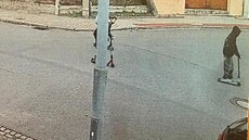 Policie hledá skupinku d�tí na snímku kv�li objasn�ní p�ípadu polo�ení kamen�...