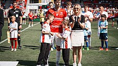 Kamil Vacek s man�elkou Monikou a dv�ma syny. (10. kv�tna 2026)