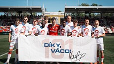 Kapitán Kamil Vacek (uprost�ed) na týmové fotografii p�ed posledním zápasem...
